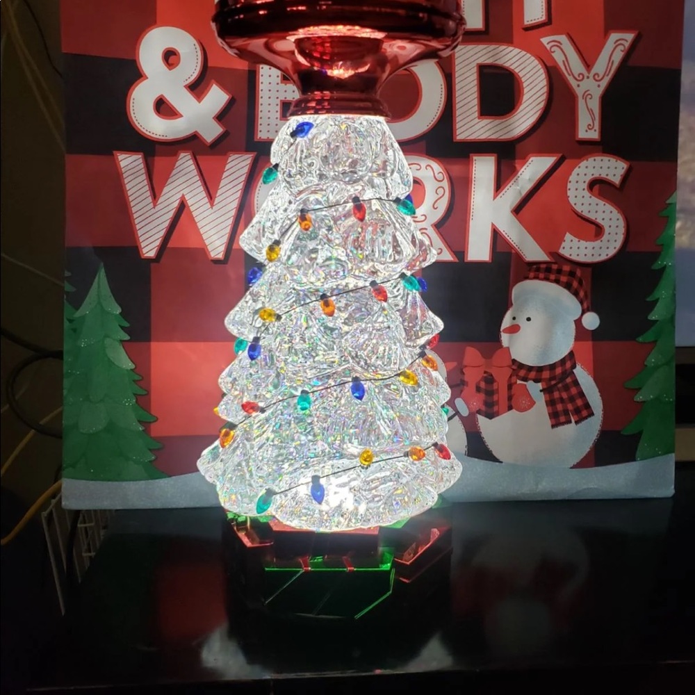 CHRISTMAS TREE WATER GLOBE PEDESTAL
3-Wick Candle Holder